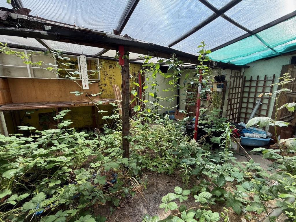 Lot: 41 - THREE-BEDROOM END-TERRACE COTTAGE FOR IMPROVEMENT - Covered yard to the rear of the cottage